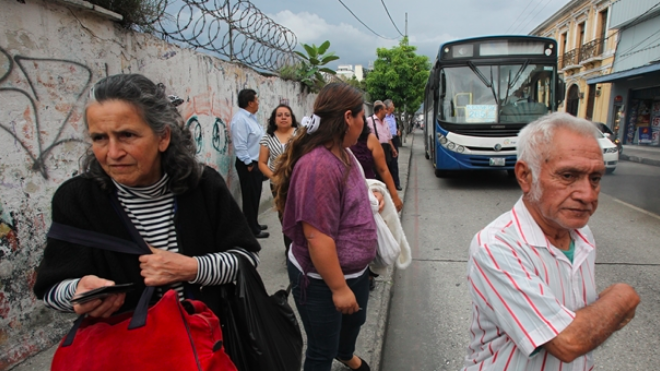 adultos mayores sufren abusos por usar tarjeta dorada del Transporte público