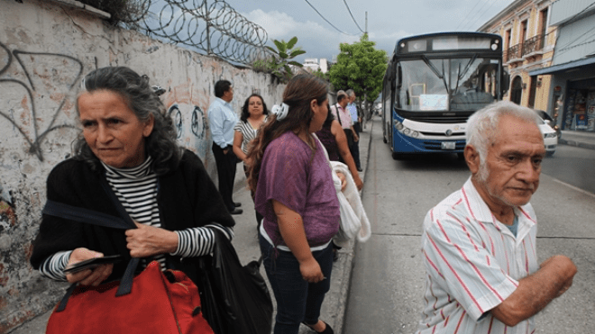 adultos mayores sufren abusos por usar tarjeta dorada del Transporte público