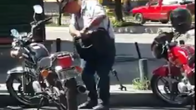 VIDEO: Dentro de un comercial y en segundos un hombre se roba una moto