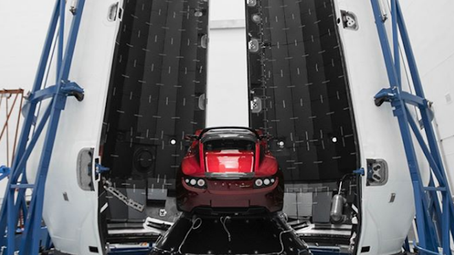VIDEO: SpaceX lanza el cohete más poderoso del mundo rumbo a Marte con un carro adentro