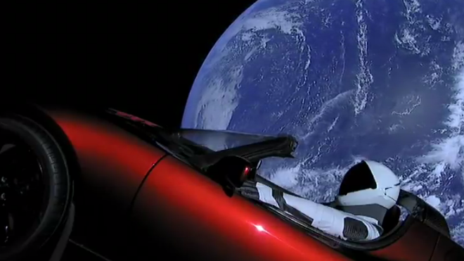 TESLA EN EL ESPACIO CON EL El cohete más potente del mundo viaja rumbo a Marte y lleva a pasear un Tesla rojo de un magnate al espacio.