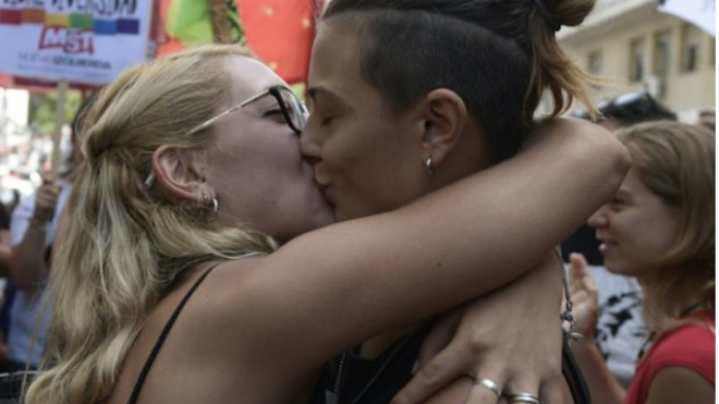 “Besazo” en Buenos Aires para protestar contra la homofobia