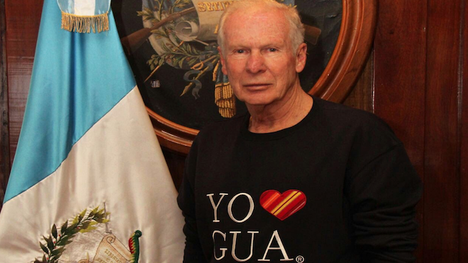 Arzú responde a la embajada americana por calcomanía #YoAmoCicig y desata guerra en redes