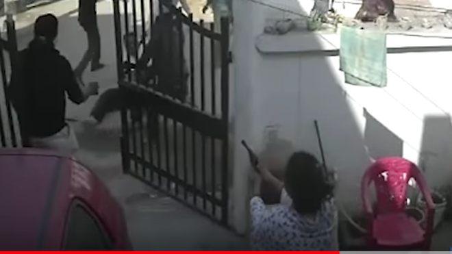 VIDEO: Le pegan una paliza brutal hasta que aparece su esposa y dispara un revólver