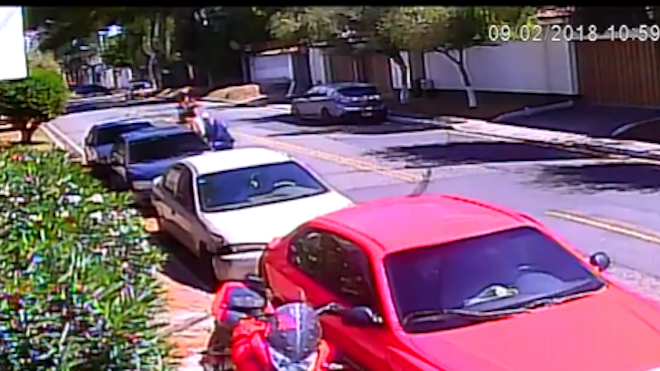 VIDEO: En segundos se roban un carro en Colonia Mariscal Zona 11 #GuateReporta