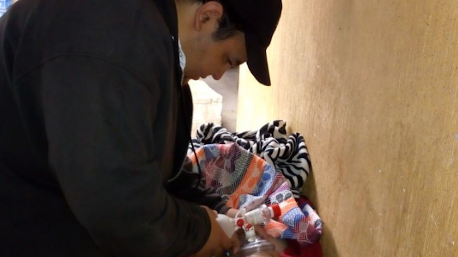 Descuido fatal: Bebé se ahoga al caer dentro de una cubeta con agua