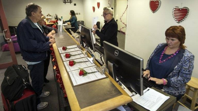 Aeropuerto de Las Vegas otorga licencias de matrimonio para novios con prisa