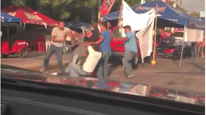 VIDEO: Campo de batalla en Mazatenango ebrios se enfrentan y le pegan hasta a mujeres