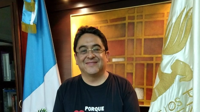 publicó una fotografía con un mensaje claro: Yo amo a CICIG, yo apoyo a CICIG. En la misma, posa junto a un muy sonriente Iván Velásquez, jefe de CICIG que sostiene un cartel igual. A lo que Álvaro Arzú les respondió.