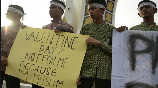 Varias ciudades de Indonesia prohíben festejar el día de los enamorados