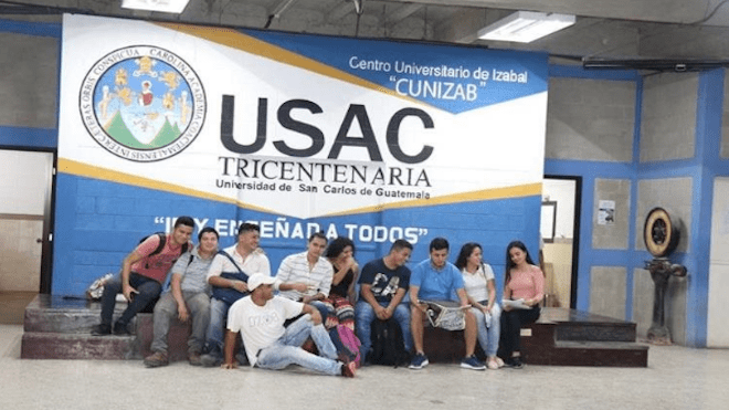 Grupo de estudiantes que participaron en el bautizo del fin de semana. (Foto Prensa Libre: Dony Stewart)