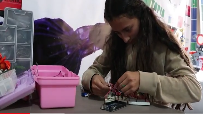 Gloria Recinos, la niña inventora que busca ganar un concurso internacional de robótica