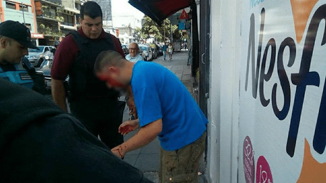 Acosaba a una niña de 11 años por WhatsApp, pero el padre de la menor lo sorprendió y golpeó