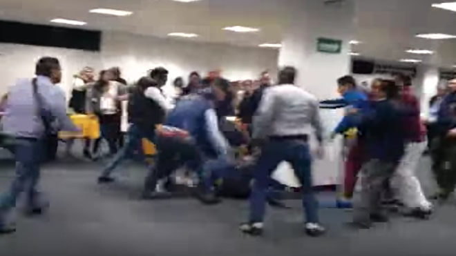 VIDEO: Candidatos a diputados se enfrenta a sillazos