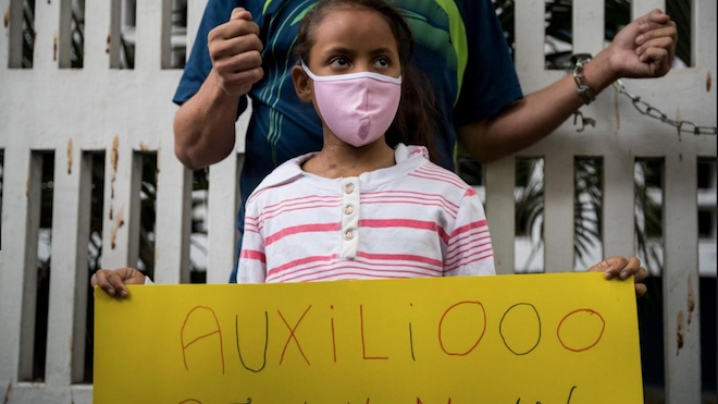 "No queremos morir" piden niños y padres se encadenan en hospital para exigir medicinas