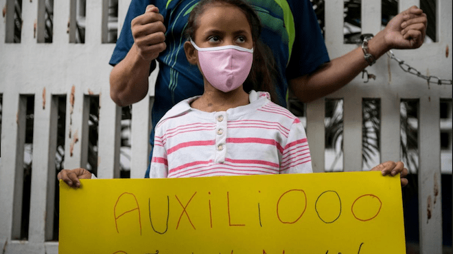 "No queremos morir" piden niños y padres se encadenan en hospital para exigir medicinas