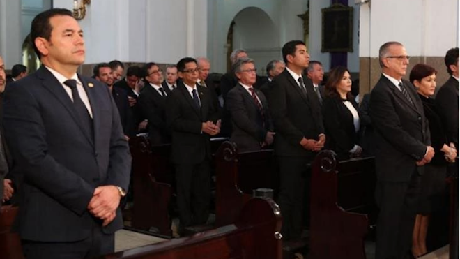 El incómodo momento entre Jimmy Morales e Iván Velásquez en misa contado en memes