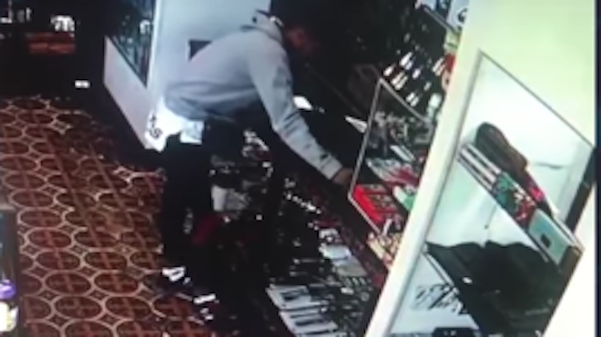 VIDEO: A plena luz del día un hombre se roba una computadora en negocio de Xela