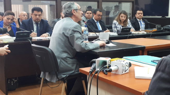VIDEO: Entre aplausos de sus exministros Álvaro Colom reprocha a CICIG su captura