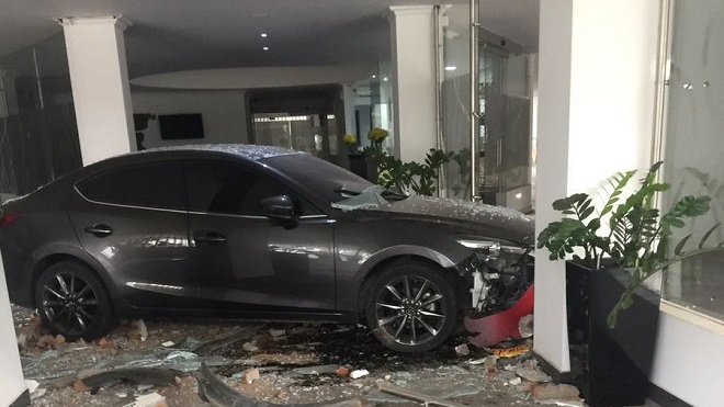 Mujer estrella su automóvil en un hotel donde se encontraba su esposo