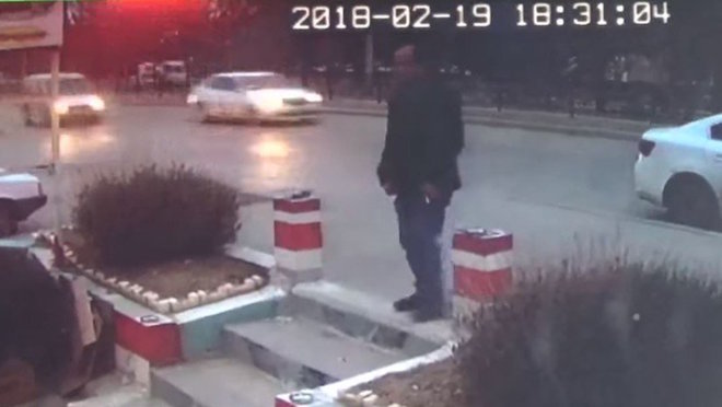 Un hombre es arrollado mortalmente al fumar al costado de una ruta