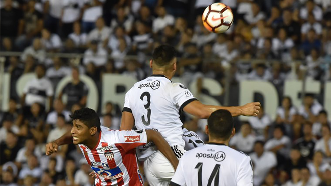 Colombia's Junior player Luis Ruiz (L) vies for the ball with Paraguay's Olimpia player Juan Patino during their Libertadores Cup football match at the Defensores del Chaco stadium in Asuncion on February 1, 2018. NORBERTO DUARTE / AFP