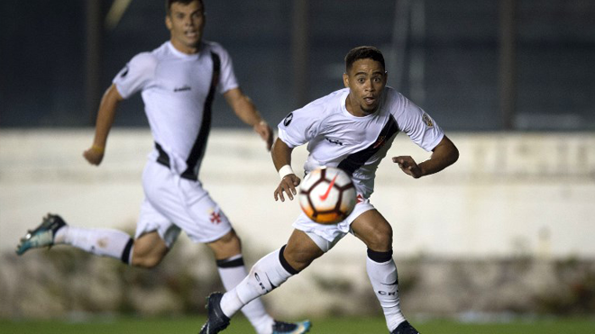 Brazil's Vasco da Gama player Yago Pikachu (R) scores a goal against Chile's Universidad Concepcion during a Libertadores Cup football match at Sao Januario stadium in Rio de Janeiro, Brazil, on February 07, 2018. MAURO PIMENTEL / AFP
