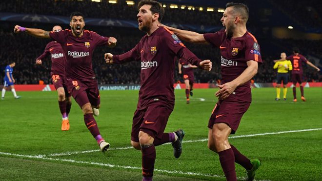 Barcelona's Argentinian striker Lionel Messi (C) celebrates with teammates after scoring their first goal during the first leg of the UEFA Champions League round of 16 football match between Chelsea and Barcelona at Stamford Bridge stadium in London on February 20, 2018. Ben STANSALL / AFP