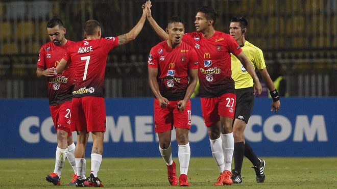 Venezuela's Caracas player Jesus Arrieta (R) celebrates after scoring against Chile's Everton during their 2018 Copa Sudamericana football match at the Sausalito stadium in Vina del Mar, on February 22, 2018. CLAUDIO REYES / AFP