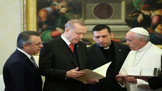 El papa Francisco obsequia un símbolo de paz al presidente turco Erdogan