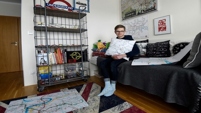 Un niño checo con Asperger convirtió su obsesión por los mapas en diseños