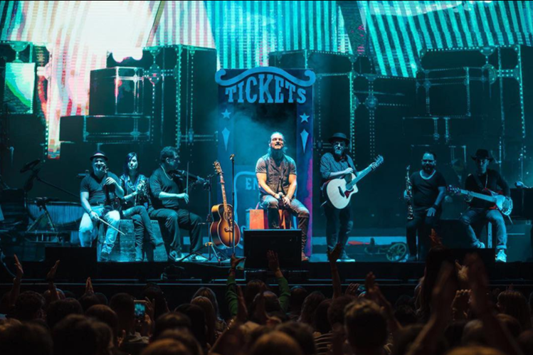 Ricardo Arjona responde y denuncia el "secuestro" de su equipo