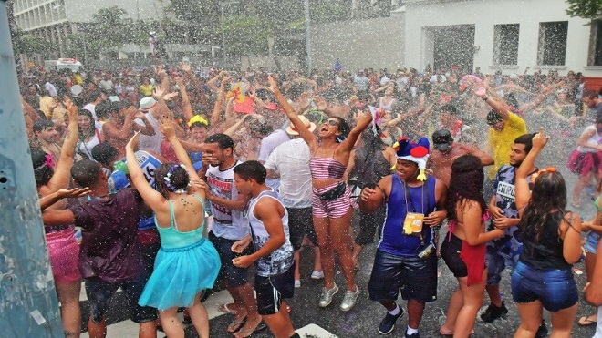 Mucha samba y poco dinero en los desfiles populares del carnaval de Rio