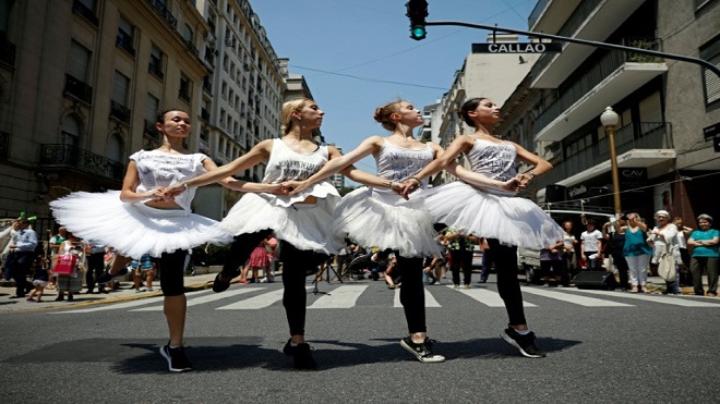 Ballet argentino protestó su cierre con una clase en la calle