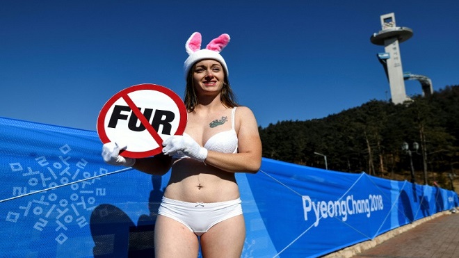 Activista semidesnuda protesta en Pyeongchang contra el comercio de pieles