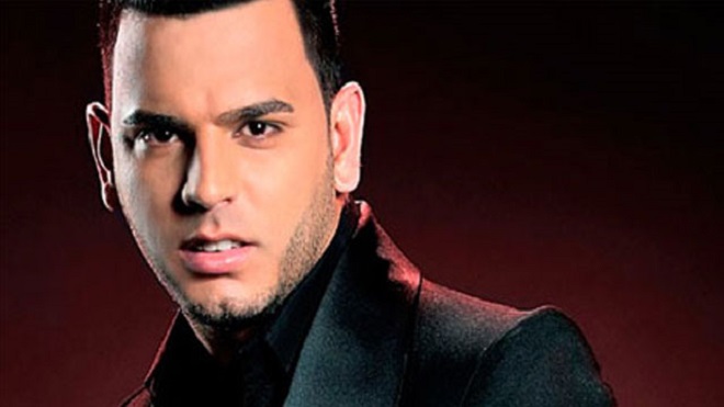 Tito "El Bambino" se lanza al público de Ayutla, San Marcos