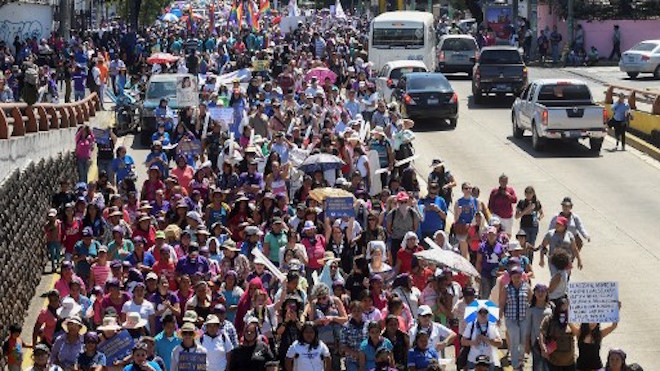 Mujeres claman en marcha despenalizar el aborto en El Salvador