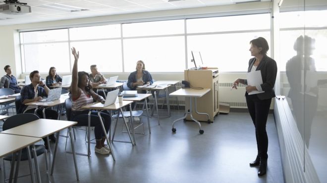¿Serías capaz de tener 8 trabajos al mismo tiempo?: la dura realidad de muchos profesores universitarios en Reino Unido