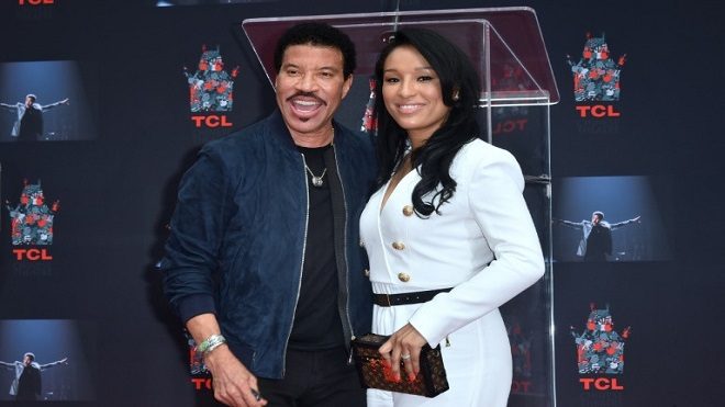 Lionel Richie dejó sus huellas en Hollywood en ceremonia de homenaje