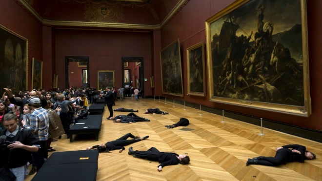 Evacuan una sala del Louvre por protesta contra la petrolera Total