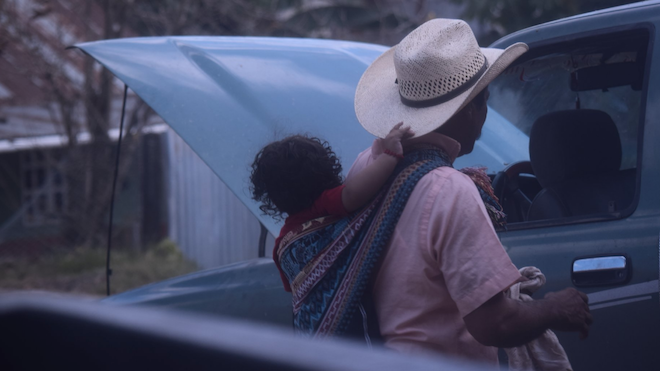 GALERÍA: “A tuto” y con sombrero así cuidado este hombre de su hijo en Ixcán
