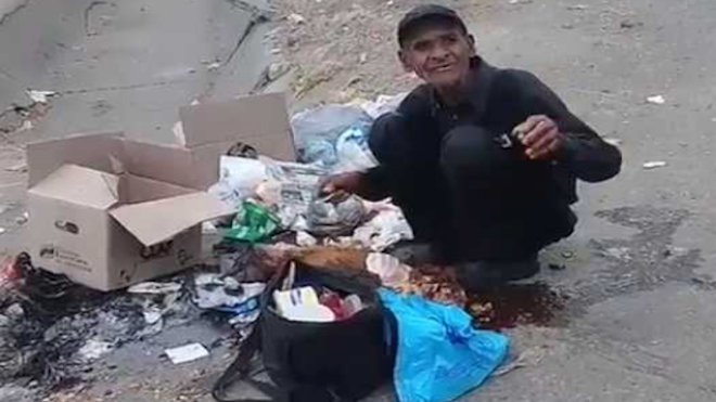 IMÁGENES FUERTES: Por hambre indigente descuartiza a perro