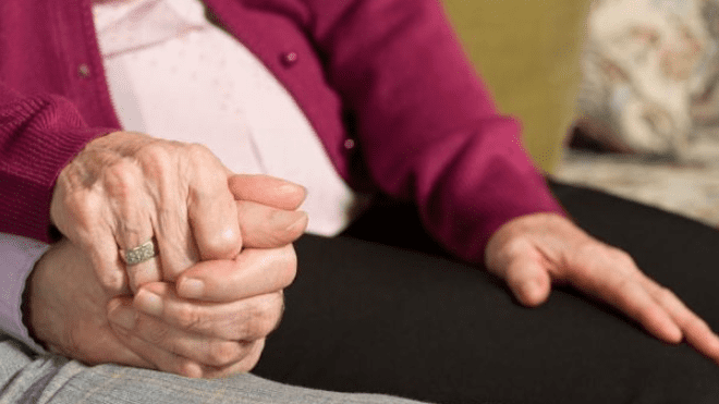 pareja de ancianos. Ella vive dos semanas junto a su esposo muerto