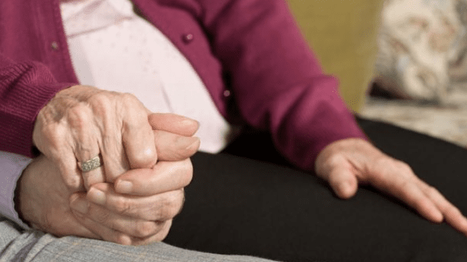 pareja de ancianos. Ella vive dos semanas junto a su esposo muerto