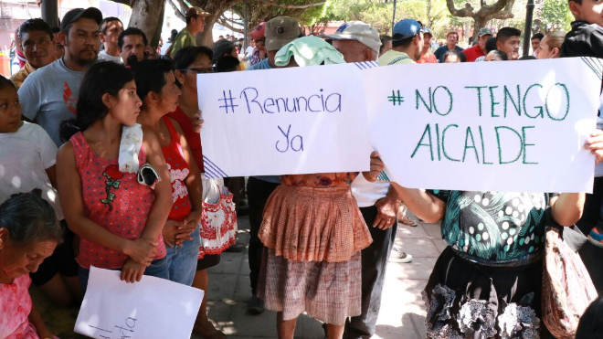 Protestan frente a municipalidad de Patulul