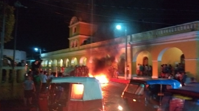 VIDEO: Vecinos prenden fuego frente a la Municipalidad de Patulul, exigen renuncia de alcalde