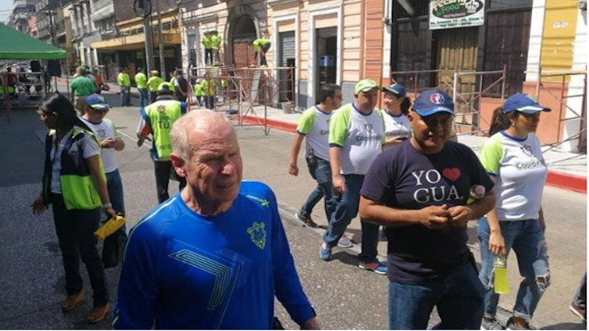 Alcalde Álvaro Arzú observa la jornada de revitalización de la novena avenida de la zona 1 capitalina. (Foto Prensa Libre: Óscar Rivas)