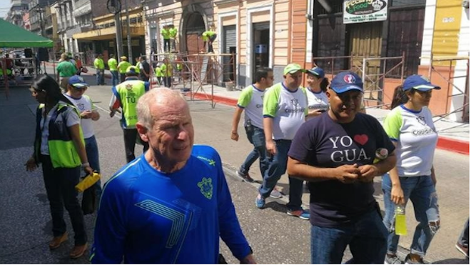 Alcalde Álvaro Arzú observa la jornada de revitalización de la novena avenida de la zona 1 capitalina. (Foto Prensa Libre: Óscar Rivas)