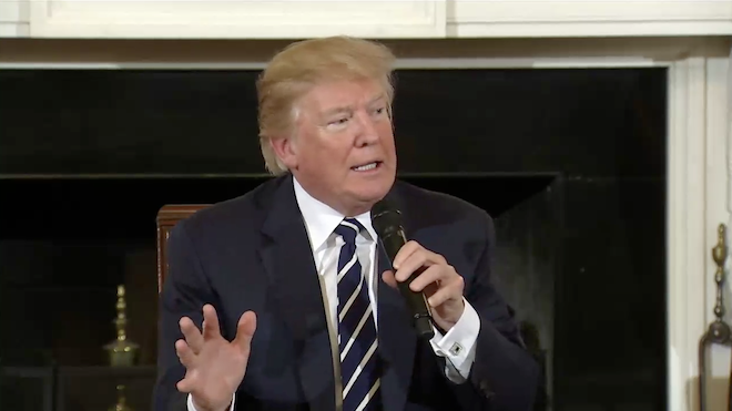 Donald Trump se encontraba el lunes bajo críticas por reflejar las posiciones del lobby de las armas.