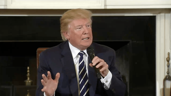 Donald Trump se encontraba el lunes bajo críticas por reflejar las posiciones del lobby de las armas.